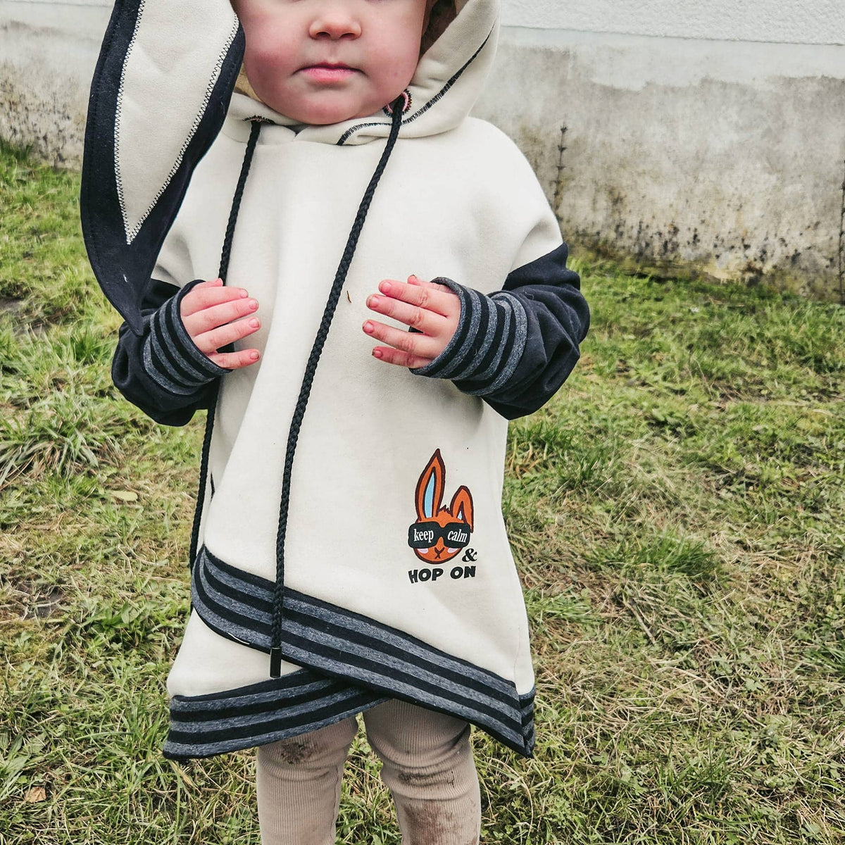 Bügelbild Hase keep calm vorne auf einem cremefarbenen Kinderhoodie (Beispielbild)