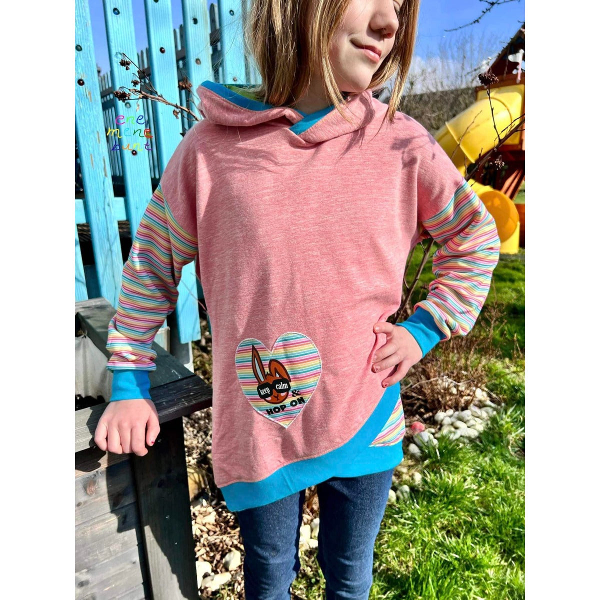 Bügelbild Hase keep calm auf einem rosa Kinderhoodie mit türkisen Bündchen (Beispielbild)