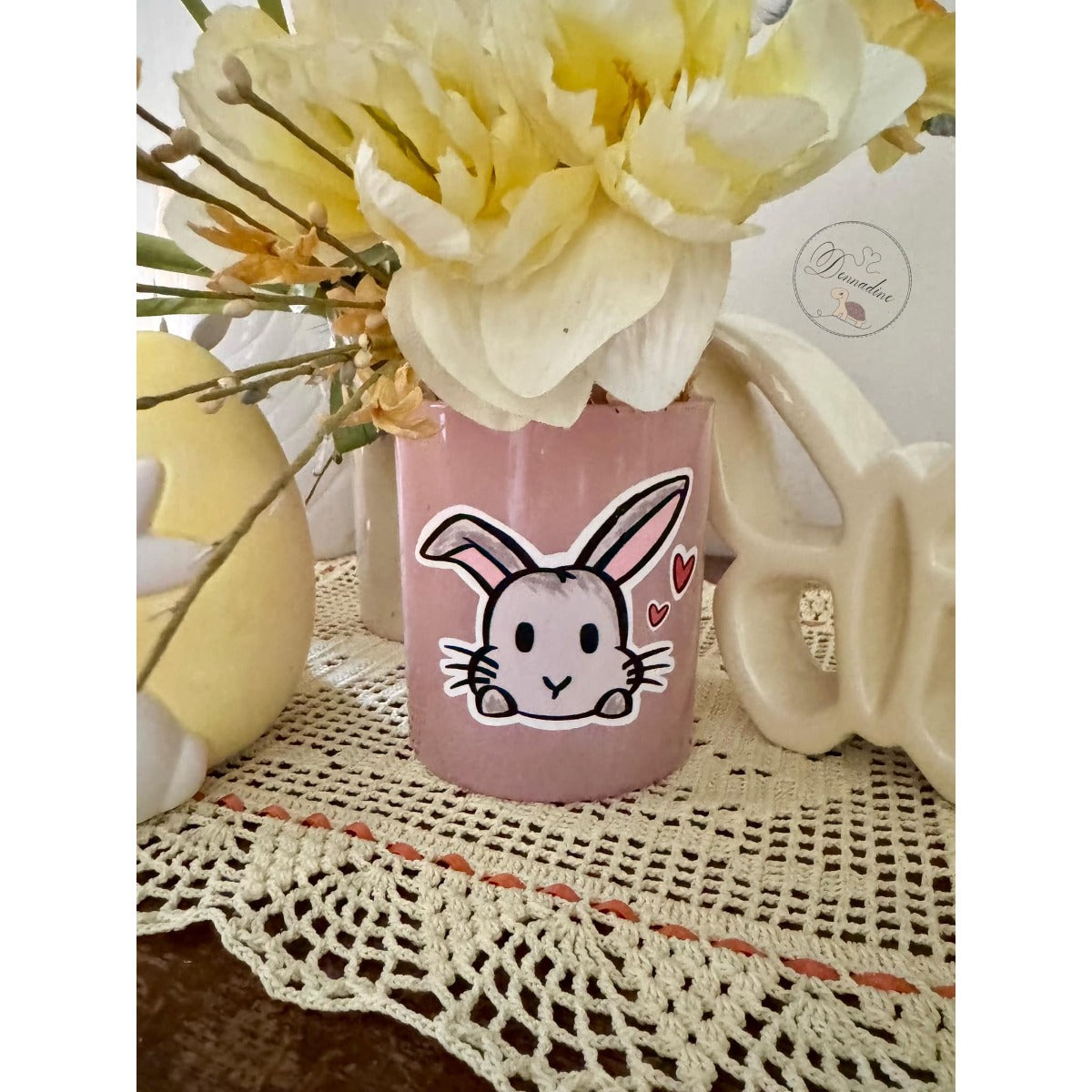 Bügelbild Hase mit Herz auf einem Windlicht-Glas mit Blumen dekoriert (Beispielbild)