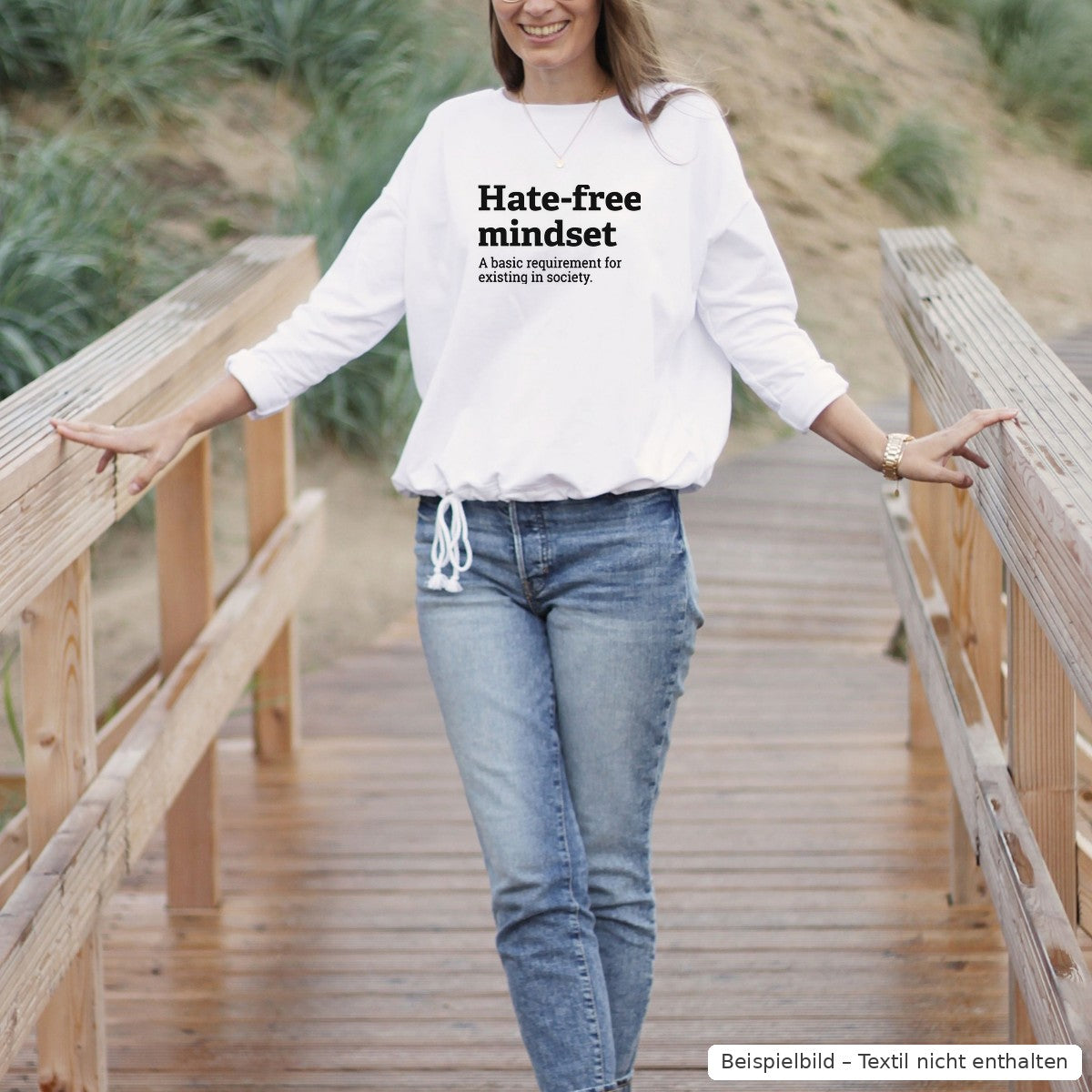 Bügelbild Hate-free mindset groß in Schwarz auf einem weißen Oversized-Pulli (Beispielbild, Textil nicht enthalten)
