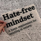 Bügelbild Hate-free mindset groß in Schwarz, ca. 28,5 x 18 cm, in der Hand gehalten