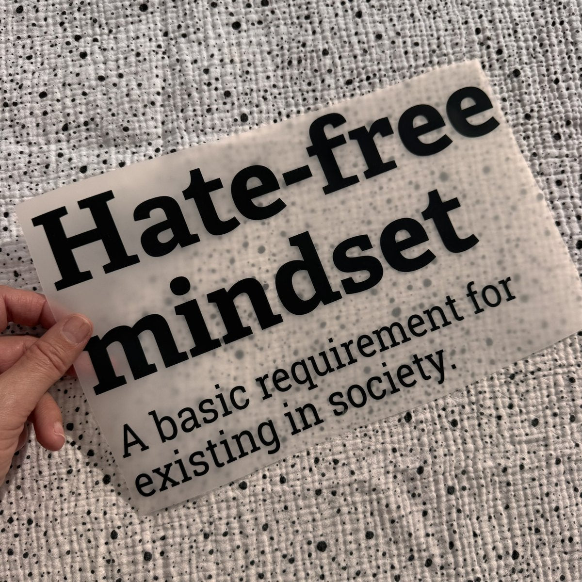 Bügelbild Hate-free mindset groß in Schwarz, ca. 28,5 x 18 cm, in der Hand gehalten