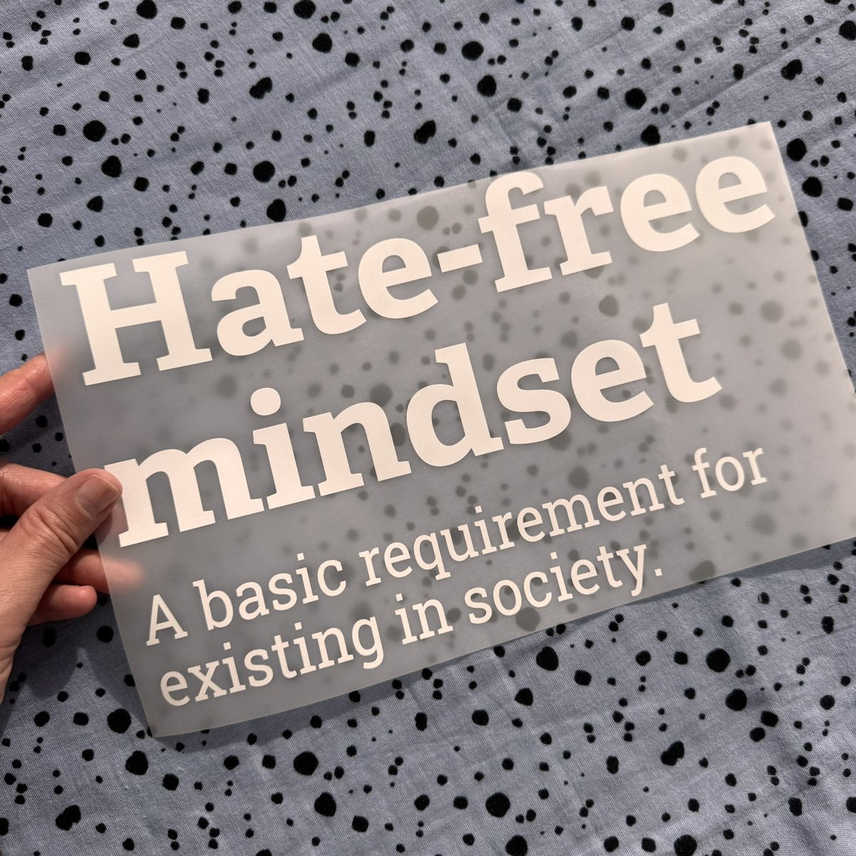 Bügelbild Hate-free mindset groß in Weiß, ca. 28,5 x 18 cm, in der Hand gehalten