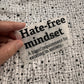Bügelbild Hate-free mindset klein in Schwarz, ca. 9,5 x 6 cm, in der Hand gehalten