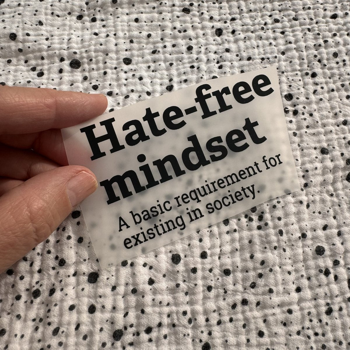 Bügelbild Hate-free mindset klein in Schwarz, ca. 9,5 x 6 cm, in der Hand gehalten