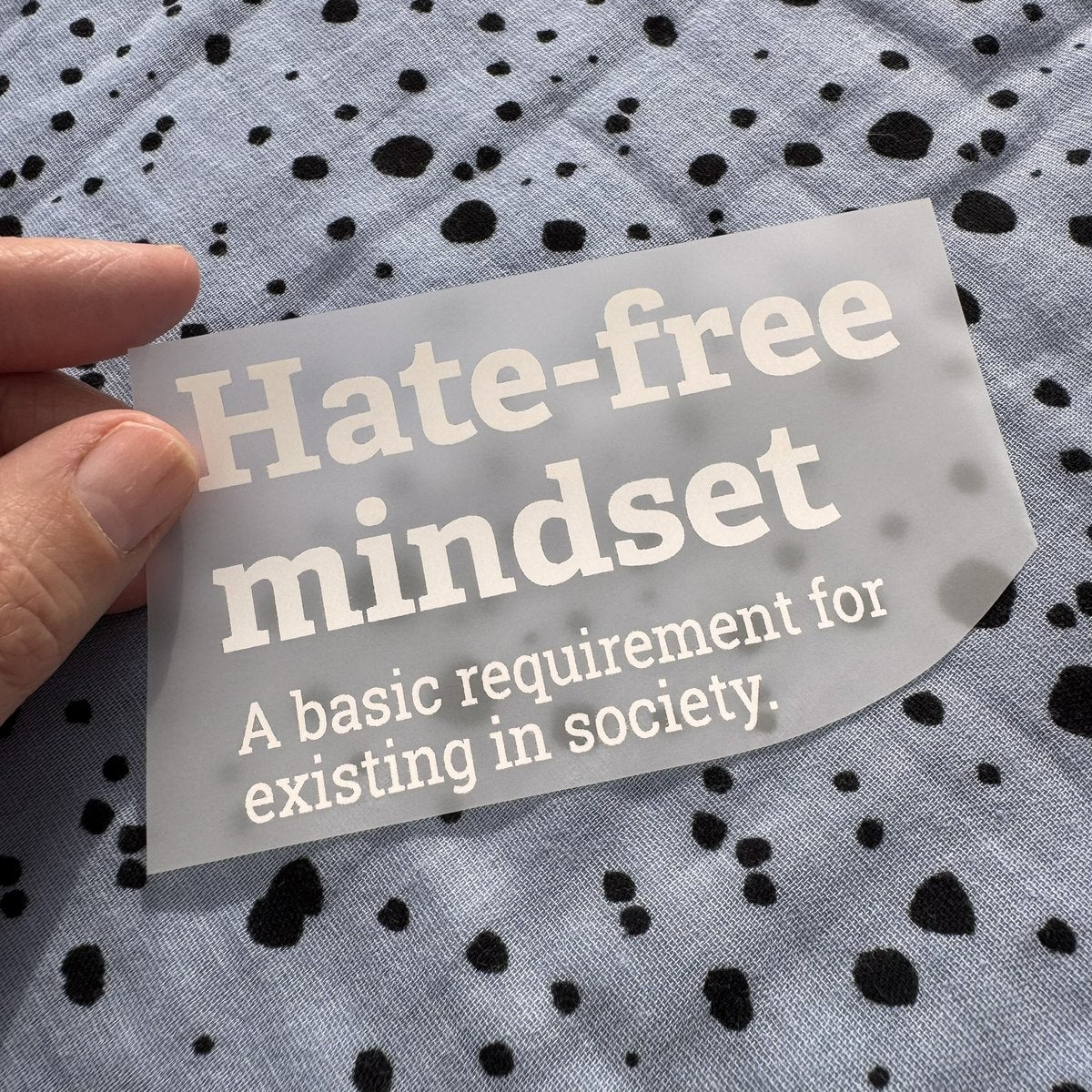 Bügelbild Hate-free mindset klein in Weiß, ca. 9,5 x 6 cm, in der Hand gehalten