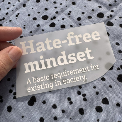 Bügelbild Hate-free mindset klein in Weiß, ca. 9,5 x 6 cm, in der Hand gehalten