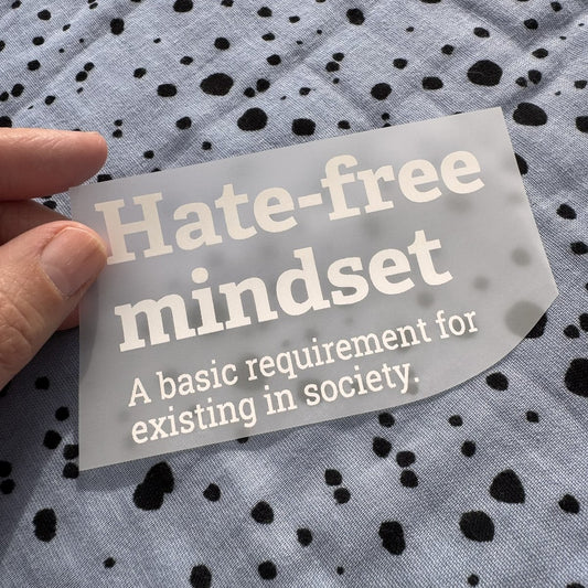 Bügelbild Hate-free mindset klein in Weiß, ca. 9,5 x 6 cm, in der Hand gehalten