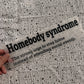 Bügelbild Homebody syndrome groß in Schwarz, ca. 29,5 x 8,5 cm, in der Hand gehalten