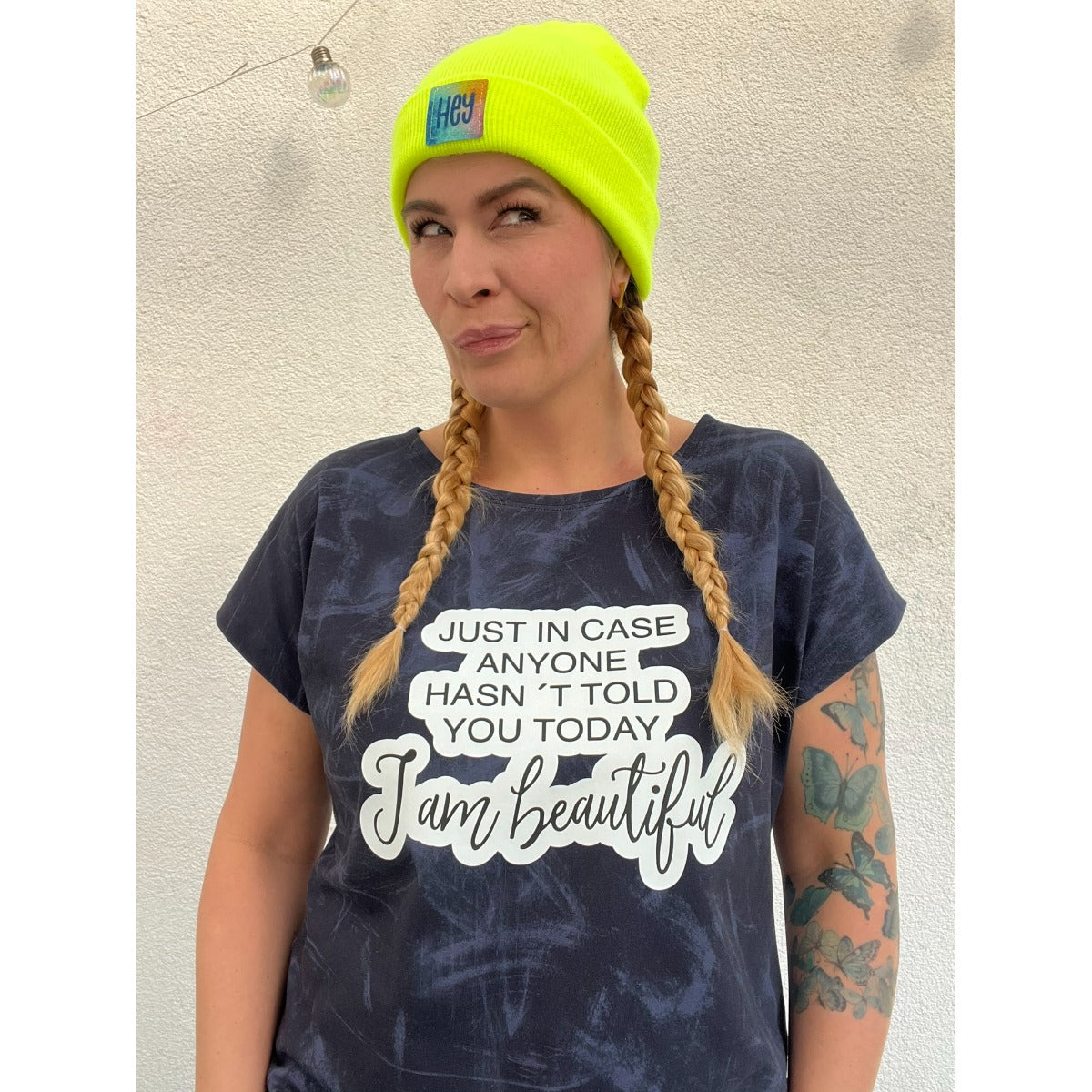 Bügelbild I am beautiful groß in Weiß auf einem dunkelblauen Shirt, Frau mit neongelber Mütze (Beispielbild)