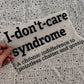 Bügelbild I-don't-care syndrome groß in Schwarz, ca. 30 x 16,5 cm, in der Hand gehalten