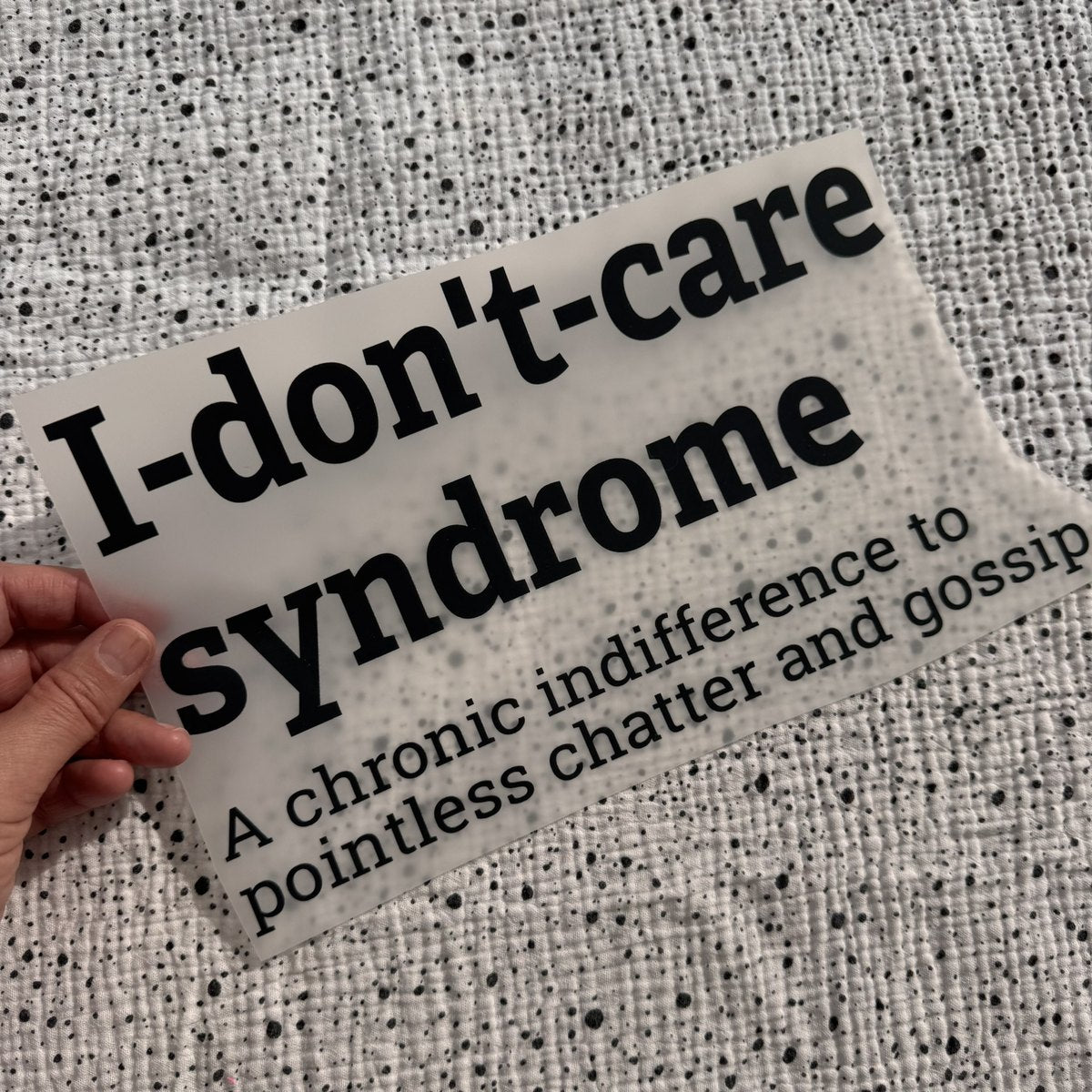 Bügelbild I-don't-care syndrome groß in Schwarz, ca. 30 x 16,5 cm, in der Hand gehalten