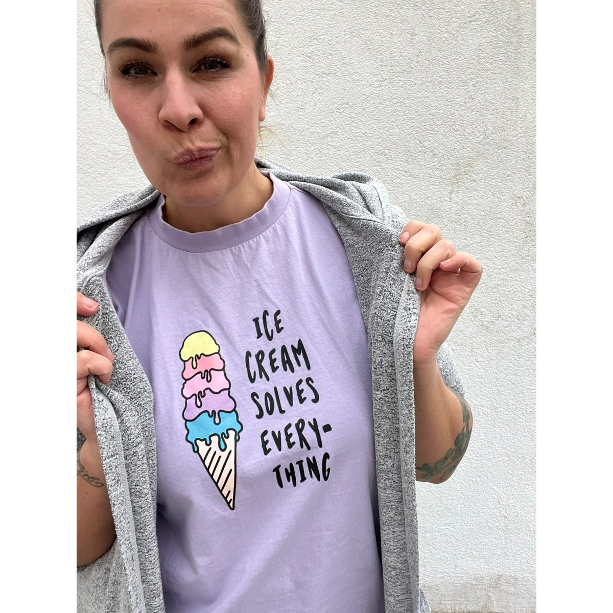 Bügelbild ice cream solves everything auf einem lila Shirt getragen (Beispielbild)