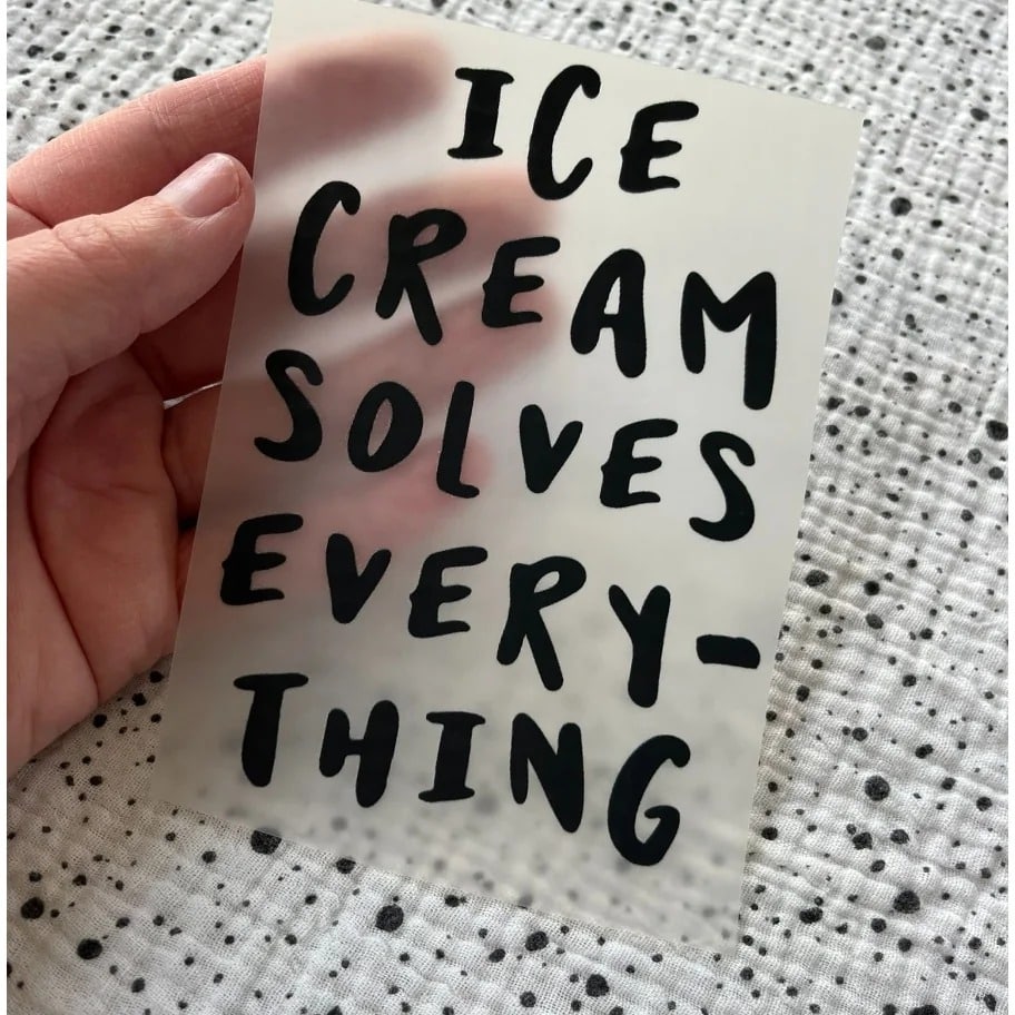 Bügelbild ice cream solves everything – schwarzer Schriftzug, in der Hand gehalten