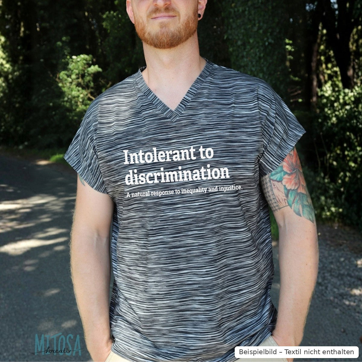 Bügelbild Intolerant to discrimination groß in Weiß auf einem gestreiften Herren-Shirt mit V-Ausschnitt (Beispielbild, Textil nicht enthalten)