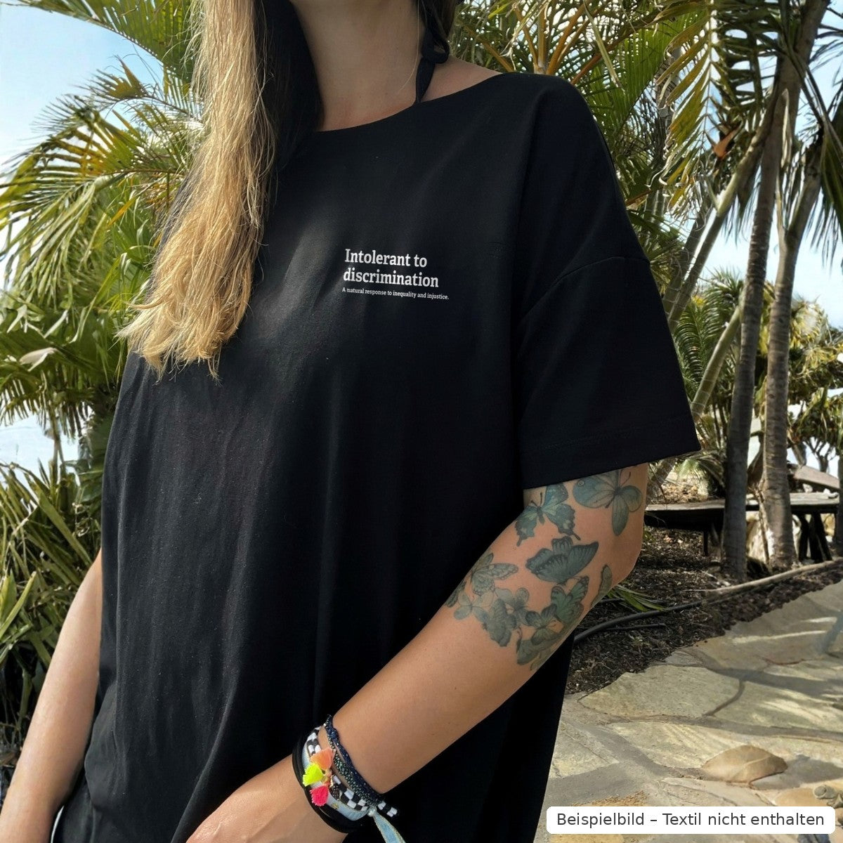 Bügelbild Intolerant to discrimination klein in Weiß auf einem schwarzen Shirt (Beispielbild, Textil nicht enthalten)