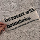 Bügelbild Introvert with boundaries groß in Schwarz, ca. 30 x 12 cm, in der Hand gehalten