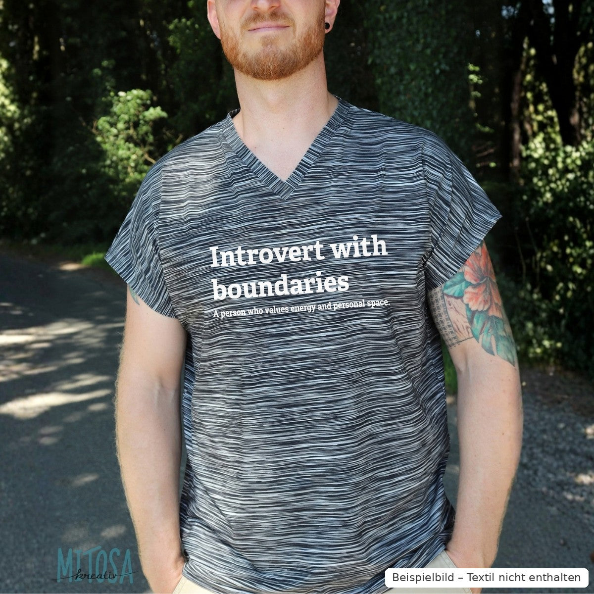Bügelbild Introvert with boundaries groß in Weiß auf einem gestreiften Herren-Shirt mit V-Ausschnitt (Beispielbild, Textil nicht enthalten)