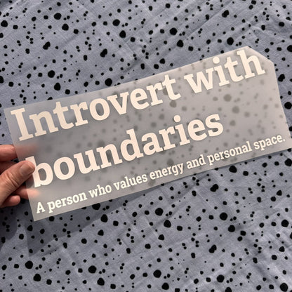 Bügelbild Introvert with boundaries groß in Weiß, ca. 30 x 12 cm, in der Hand gehalten