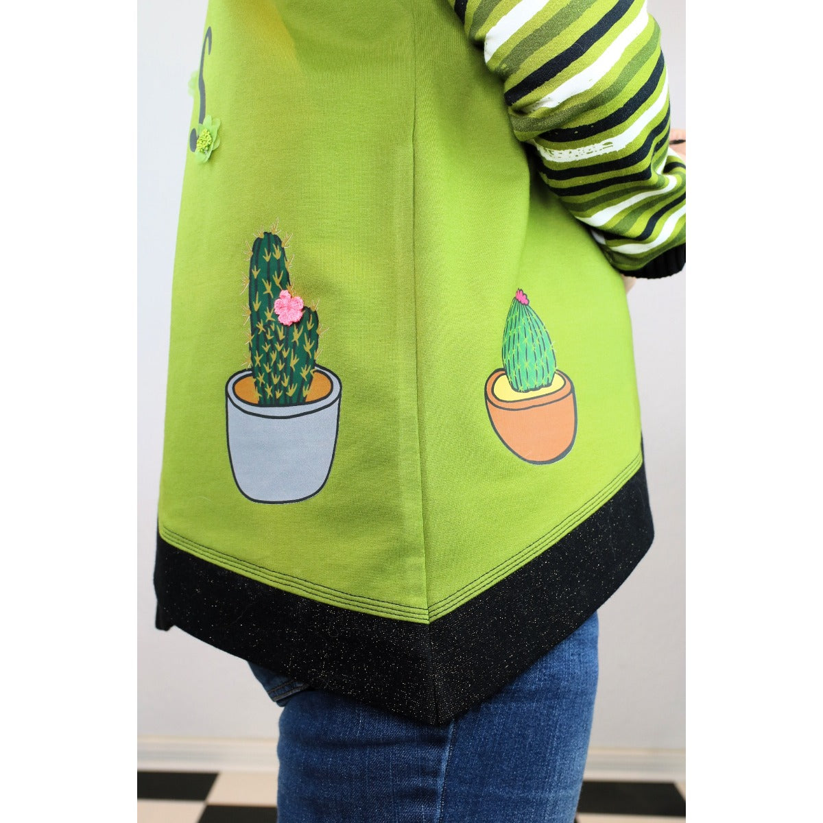 Bügelbild Kaktus Lotti auf grüner Jacke mit gestreiften Ärmeln, Detailansicht (Beispielbild)