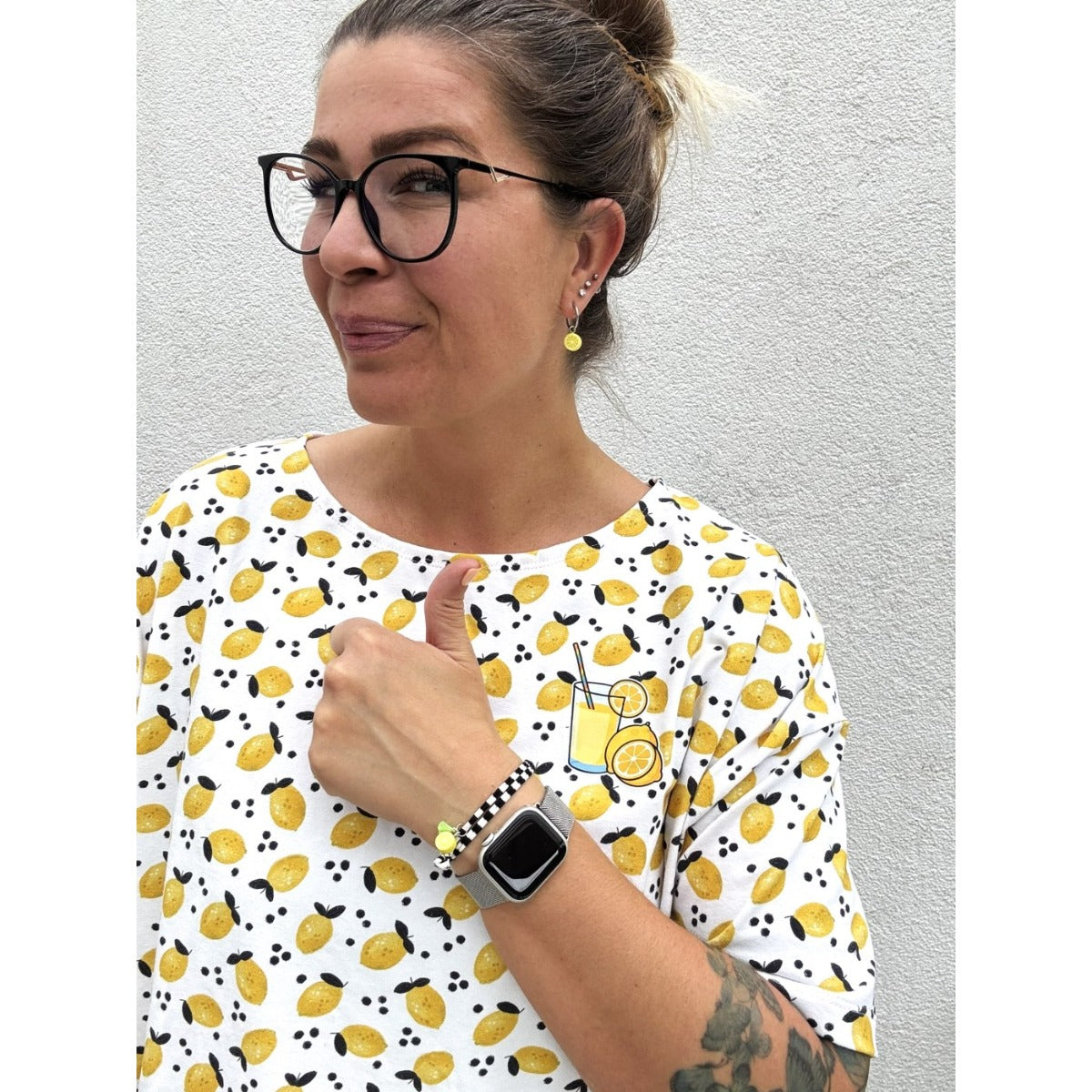 Bügelbild Lemonade auf einem Shirt mit Zitronenmuster getragen (Beispielbild)