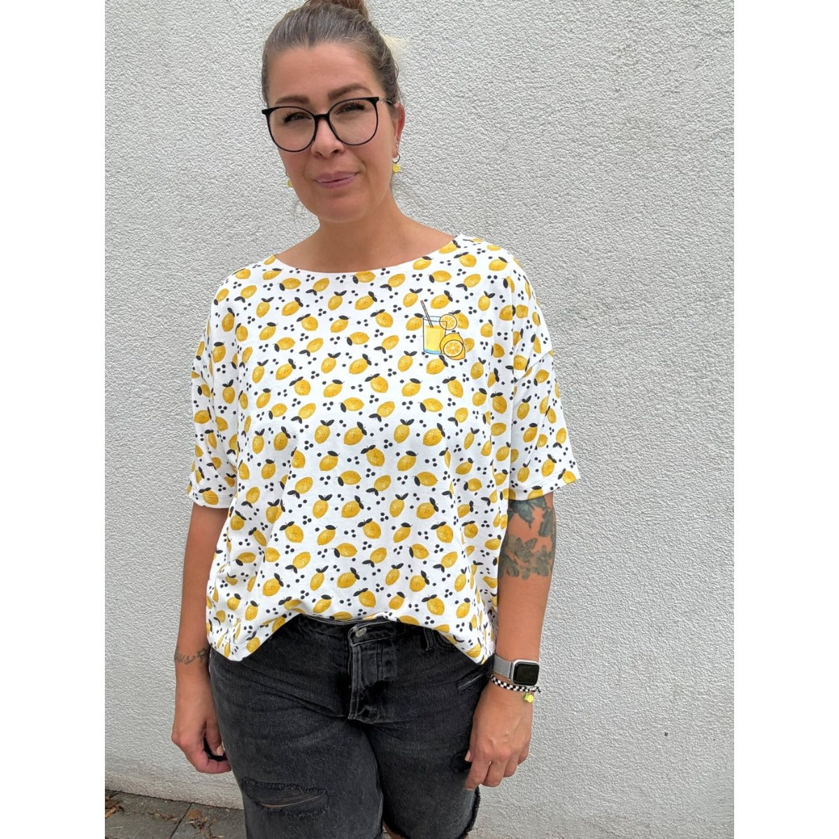 Bügelbild Lemonade klein als Brustmotiv auf einem Zitronen-Shirt (Beispielbild)