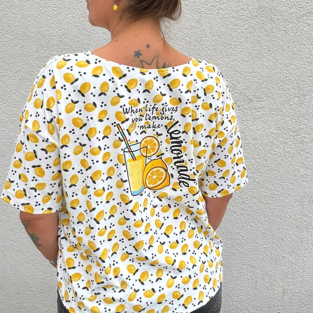 Bügelbild Lemonade groß auf dem Rücken eines Zitronen-Shirts (Beispielbild)