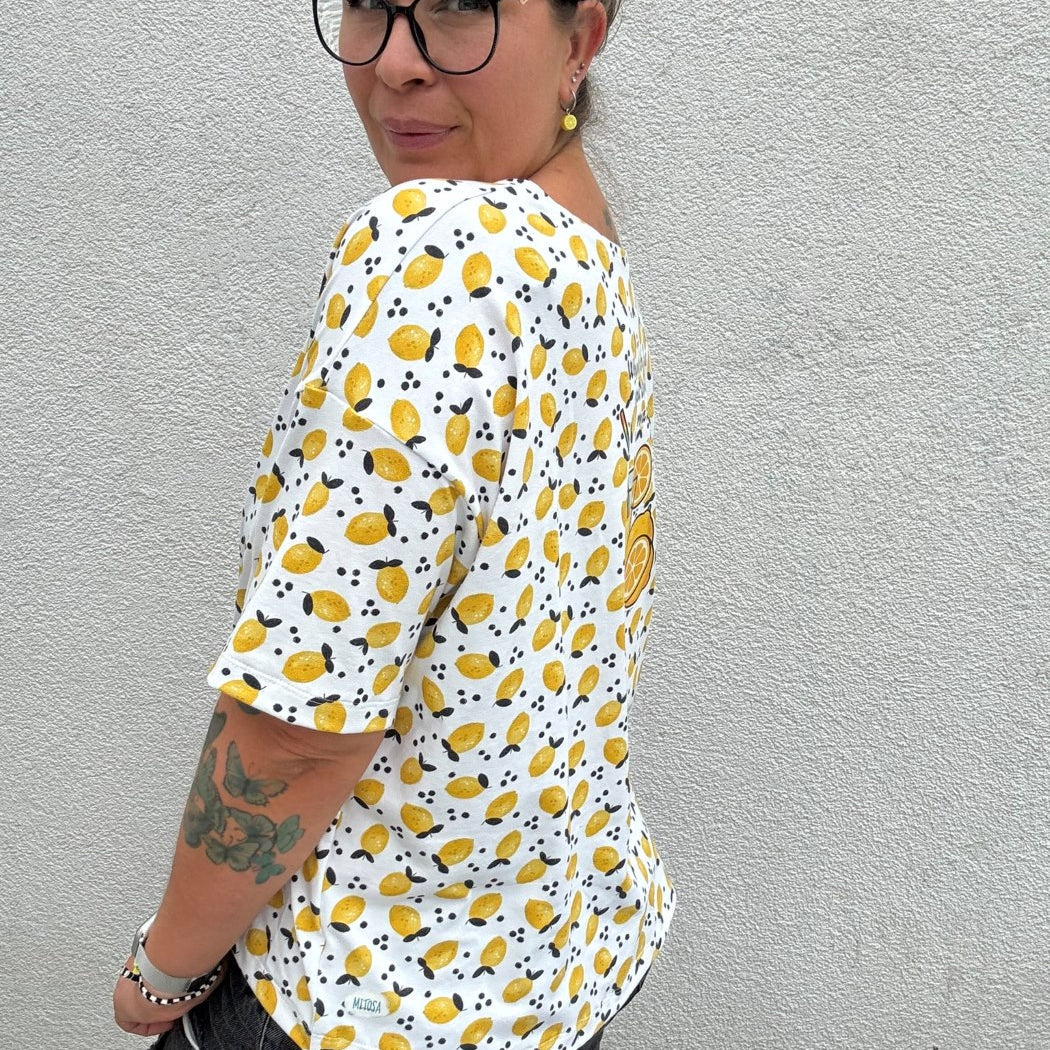 Bügelbild Lemonade auf Zitronen-Shirt, seitliche Rückansicht (Beispielbild)