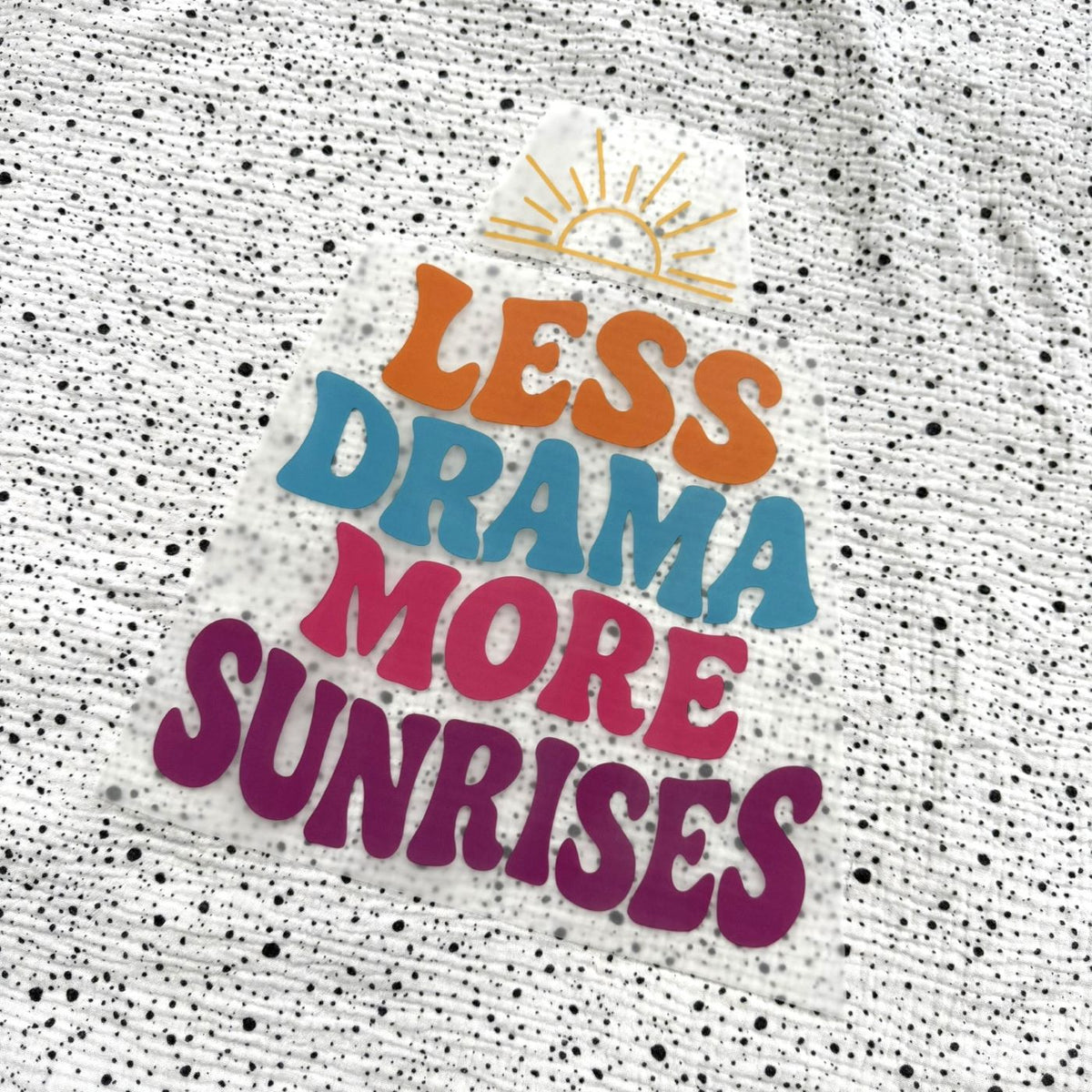 LESS DRAMA MORE SUNRISES auf einem Shirt aufgebügelt