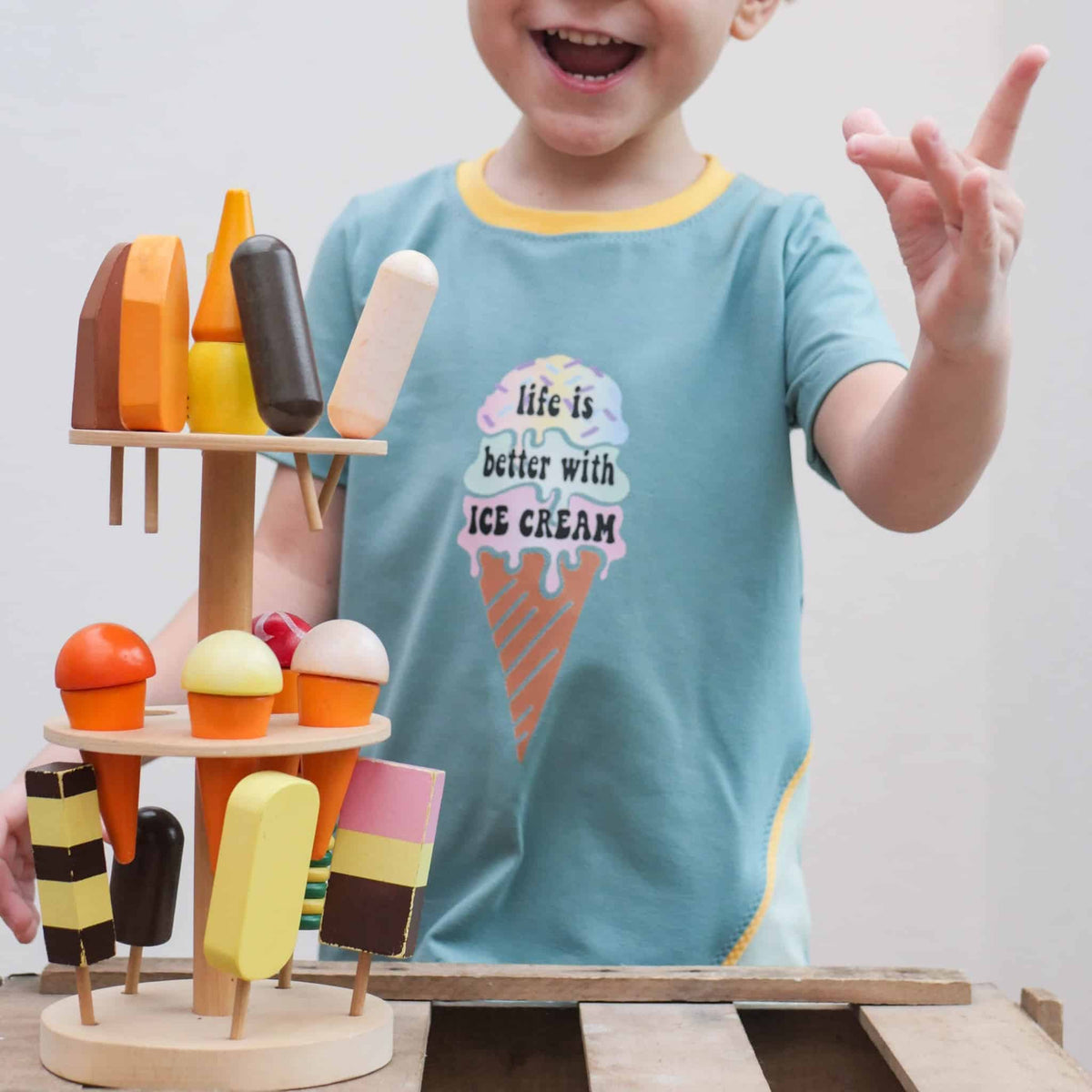 Bügelbild life is better with ice cream auf einem hellblauen Kindershirt (Beispielbild)