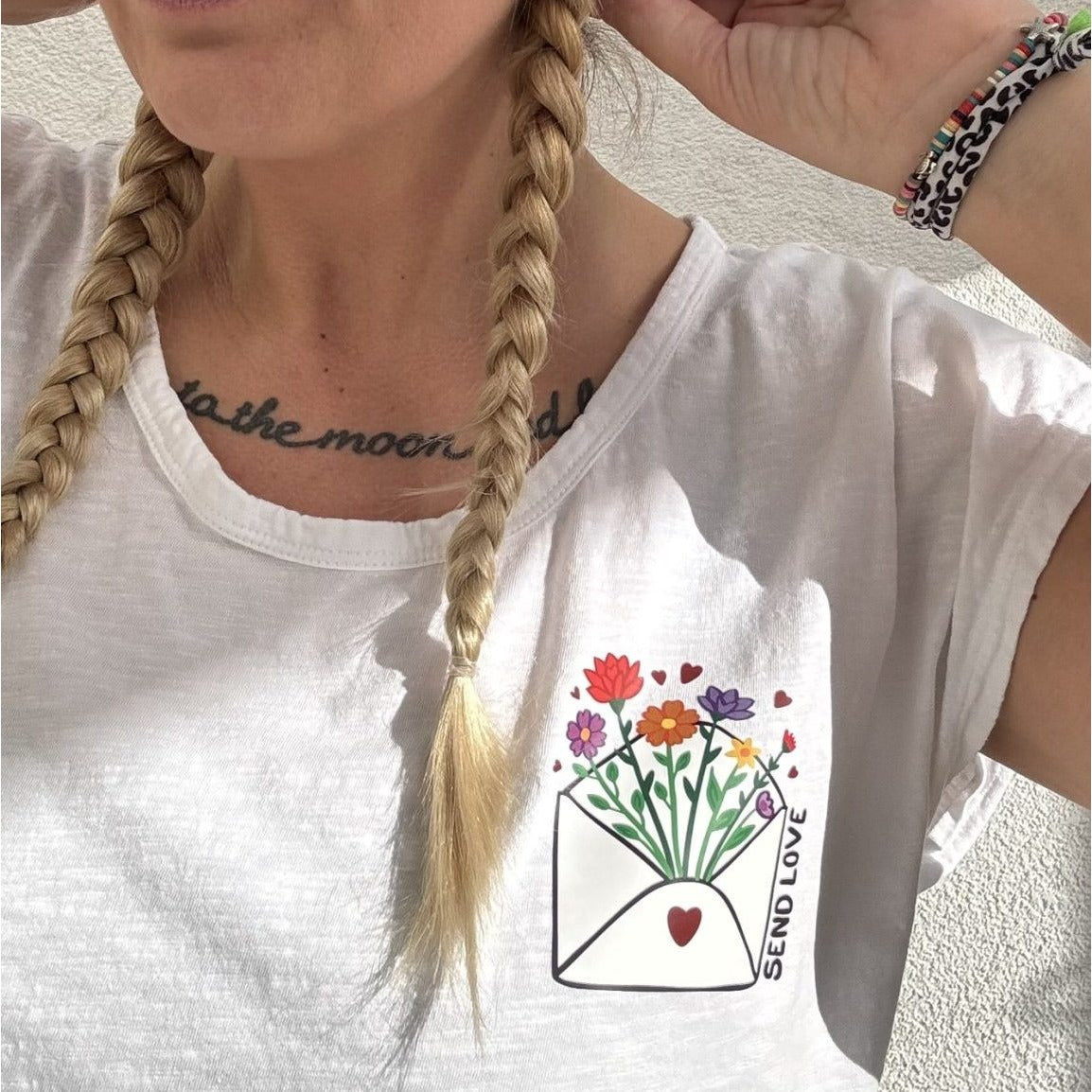 Bügelbild Love Letter auf einem weißen Shirt getragen (Beispielbild)