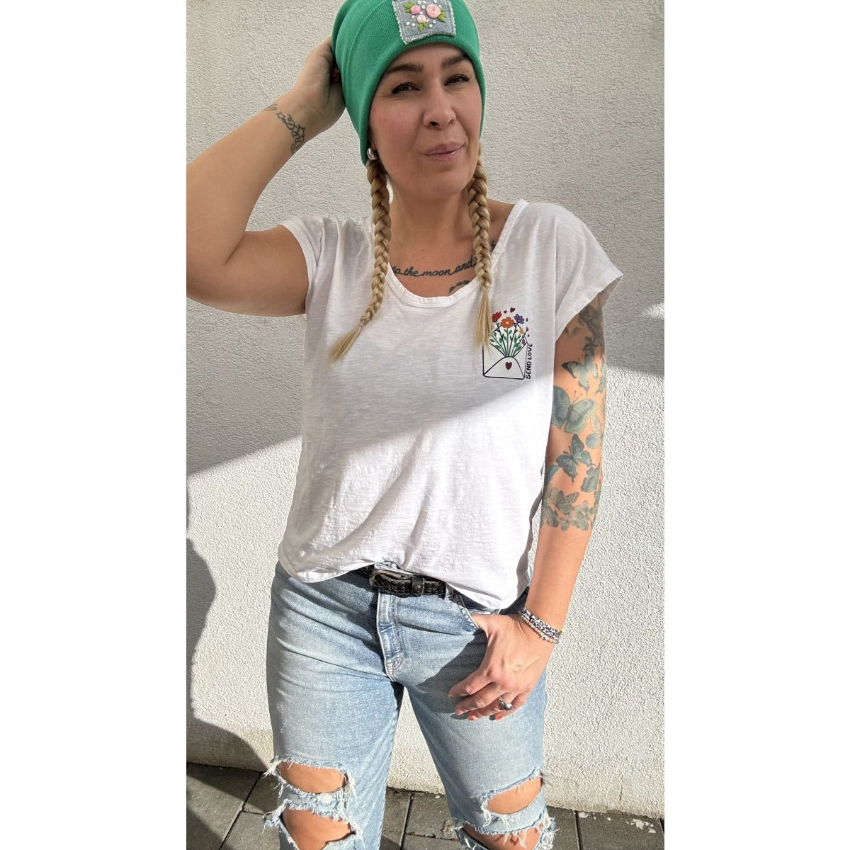 Bügelbild Love Letter auf weißem Shirt zu Jeans, Frau mit grüner Mütze (Beispielbild)