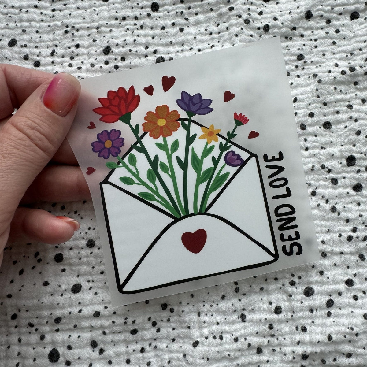 Bügelbild Love Letter – Briefumschlag mit Blumenstrauß und Schriftzug „Send Love“