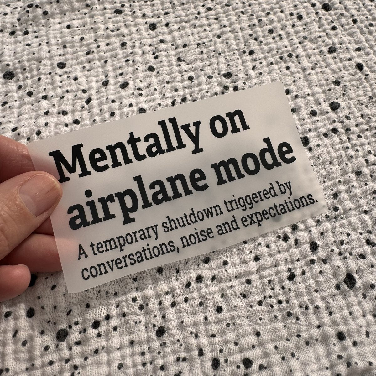 Bügelbild Mentally on airplane mode klein in Schwarz, ca. 10 x 5,5 cm, in der Hand gehalten