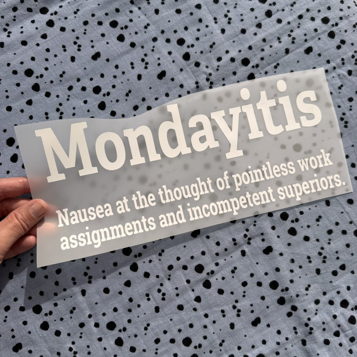 Bügelbild Mondayitis groß in Weiß, ca. 29 x 12,5 cm, in der Hand gehalten