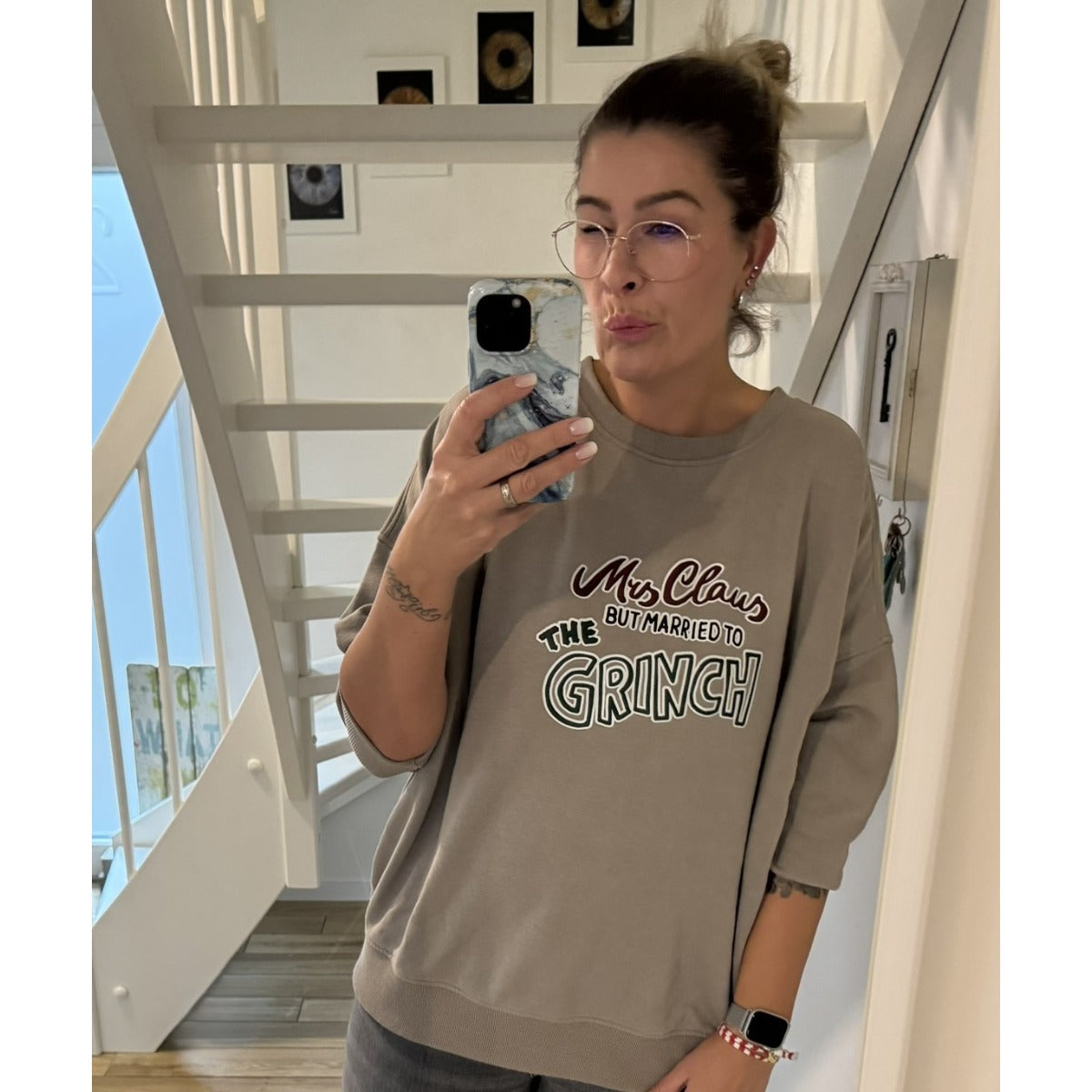 Bügelbild Mrs Claus auf einem Shirt getragen