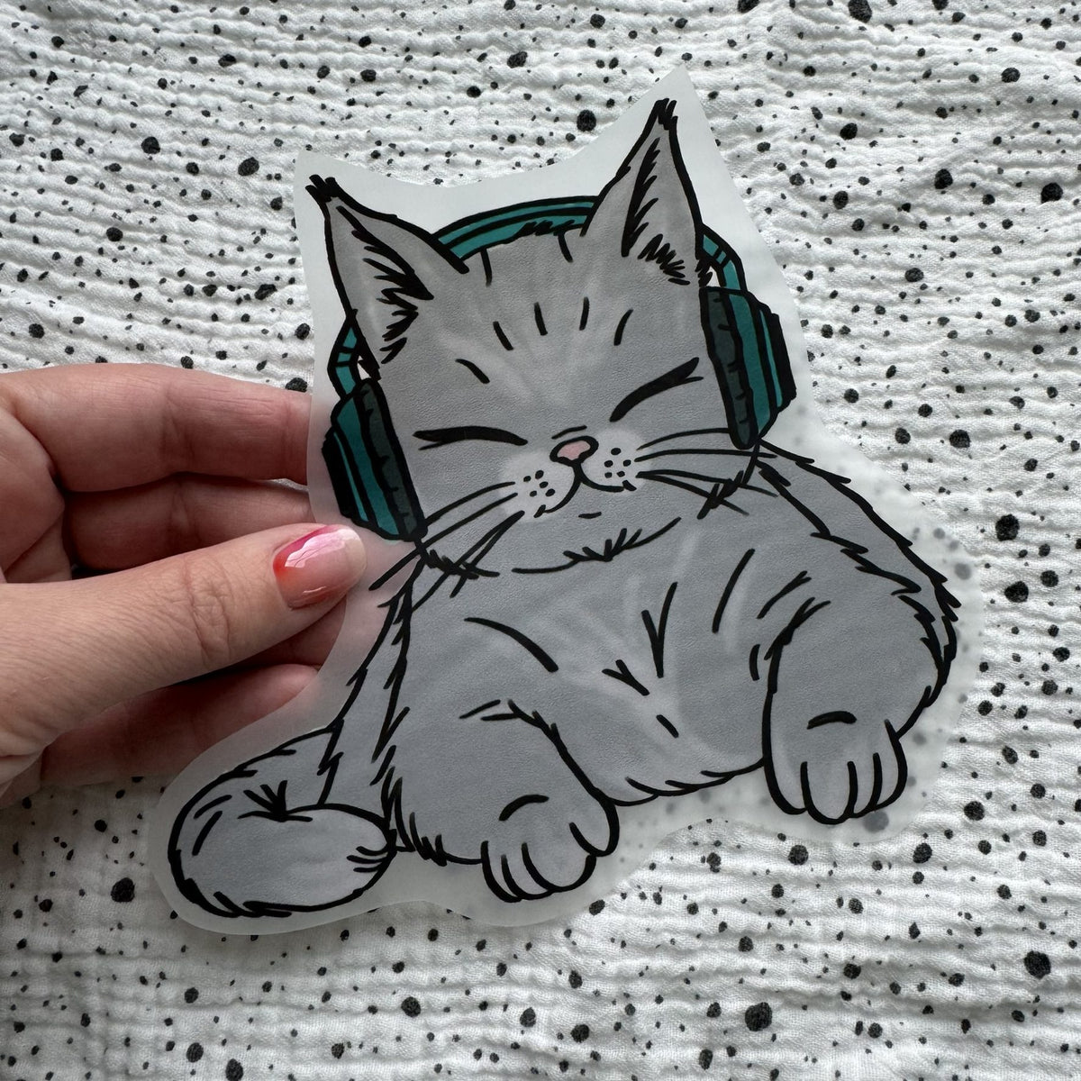 Bügelbild Music Cat Elsa groß – graue Katze mit Kopfhörern