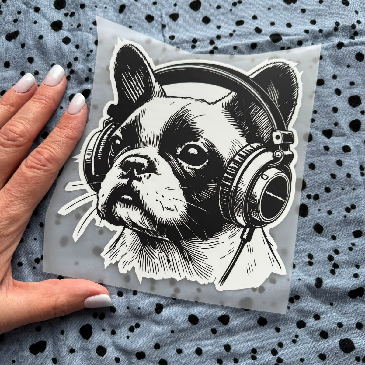 Bügelbild Music French Bulldog groß – Französische Bulldogge mit Kopfhörern in Schwarz-Weiß