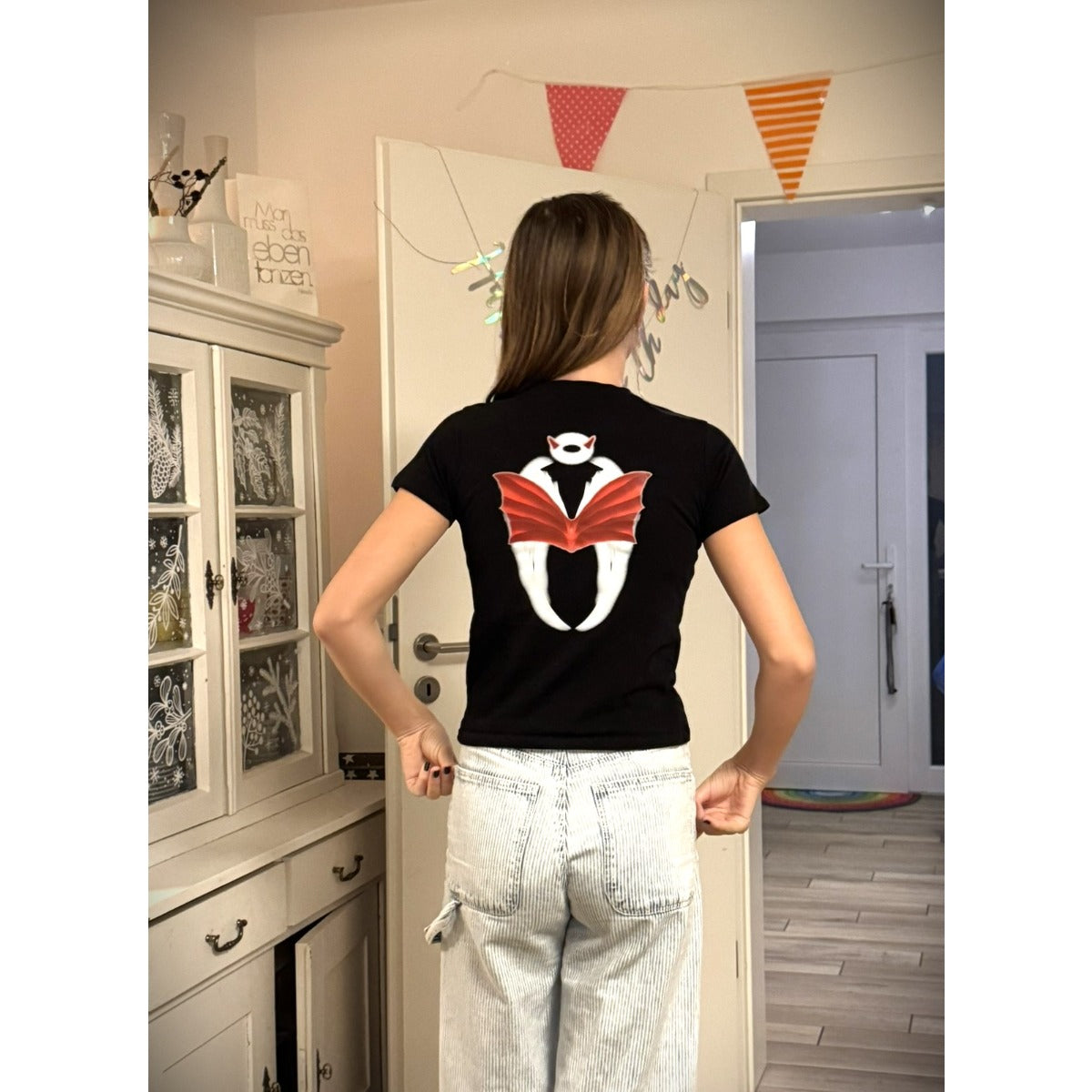 Bügelbild Mystic Wings auf dem Rücken eines schwarzen Shirts (Beispielbild)