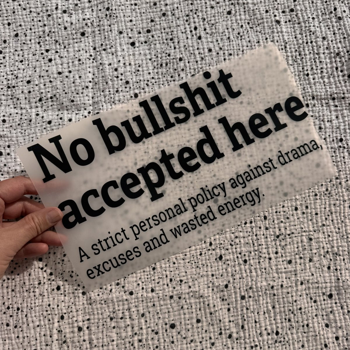Bügelbild No bullshit accepted here groß in Schwarz, ca. 30 x 16 cm, in der Hand gehalten