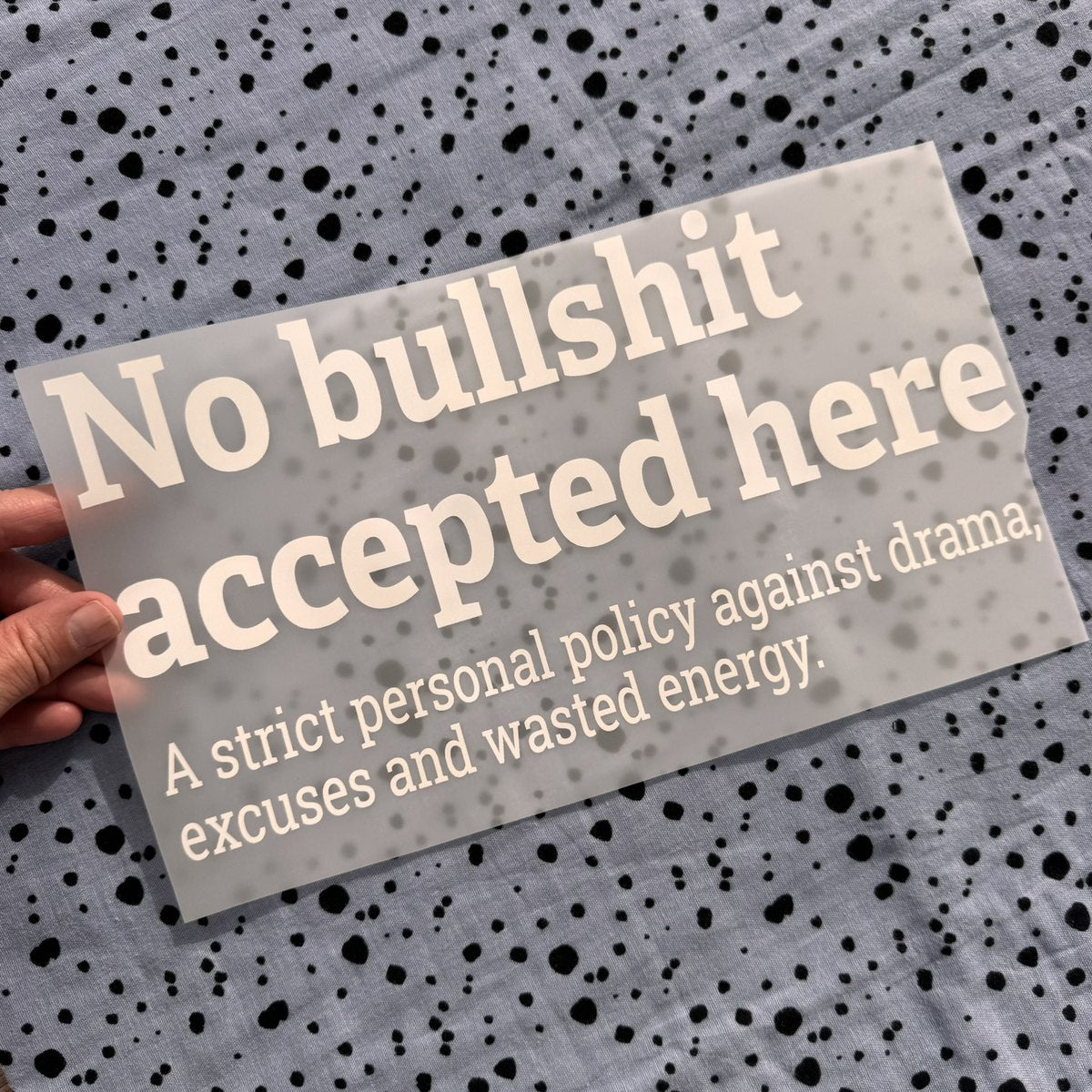 Bügelbild No bullshit accepted here groß in Weiß, ca. 30 x 16 cm, in der Hand gehalten