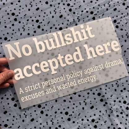 Bügelbild No bullshit accepted here groß in Weiß, ca. 30 x 16 cm, in der Hand gehalten