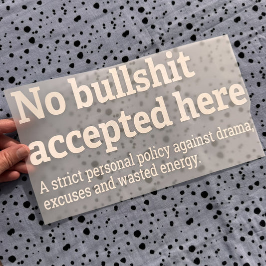 Bügelbild No bullshit accepted here groß in Weiß, ca. 30 x 16 cm, in der Hand gehalten