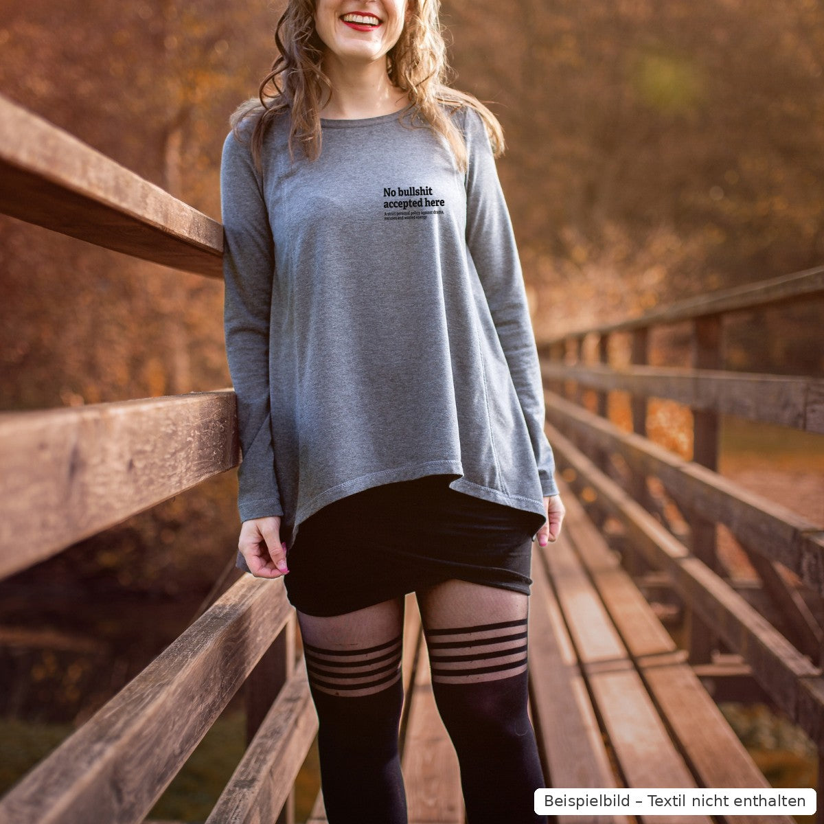 Bügelbild No bullshit accepted here klein in Schwarz links auf der Brust eines grauen Shirts (Beispielbild, Textil nicht enthalten)