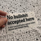Bügelbild No bullshit accepted here klein in Schwarz, ca. 10 x 5,5 cm, in der Hand gehalten