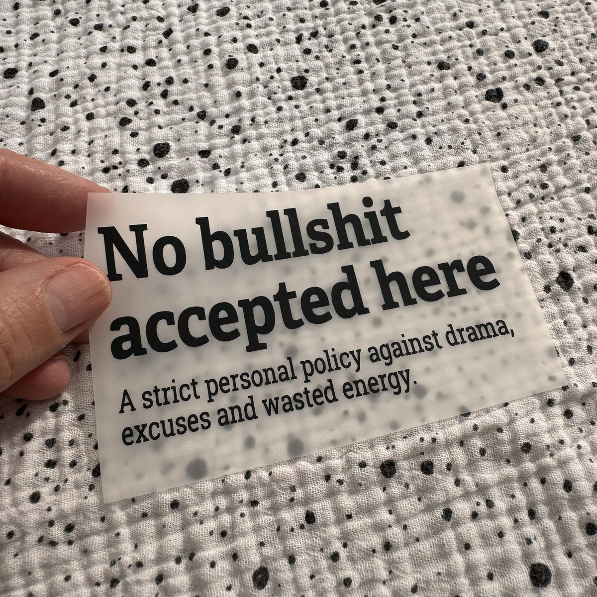 Bügelbild No bullshit accepted here klein in Schwarz, ca. 10 x 5,5 cm, in der Hand gehalten