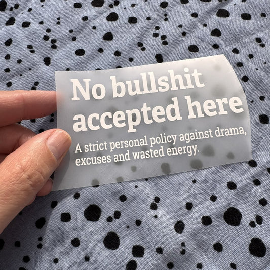 Bügelbild No bullshit accepted here klein in Weiß, ca. 10 x 5,5 cm, in der Hand gehalten