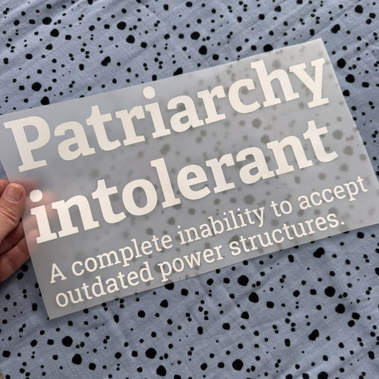 Bügelbild Patriarchy intolerant groß in Weiß, ca. 29,5 x 17,5 cm, in der Hand gehalten