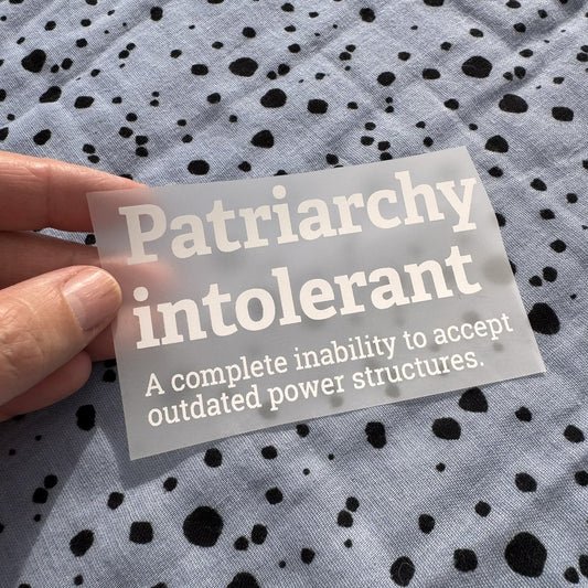 Bügelbild Patriarchy intolerant klein in Weiß, ca. 10 x 6 cm, in der Hand gehalten