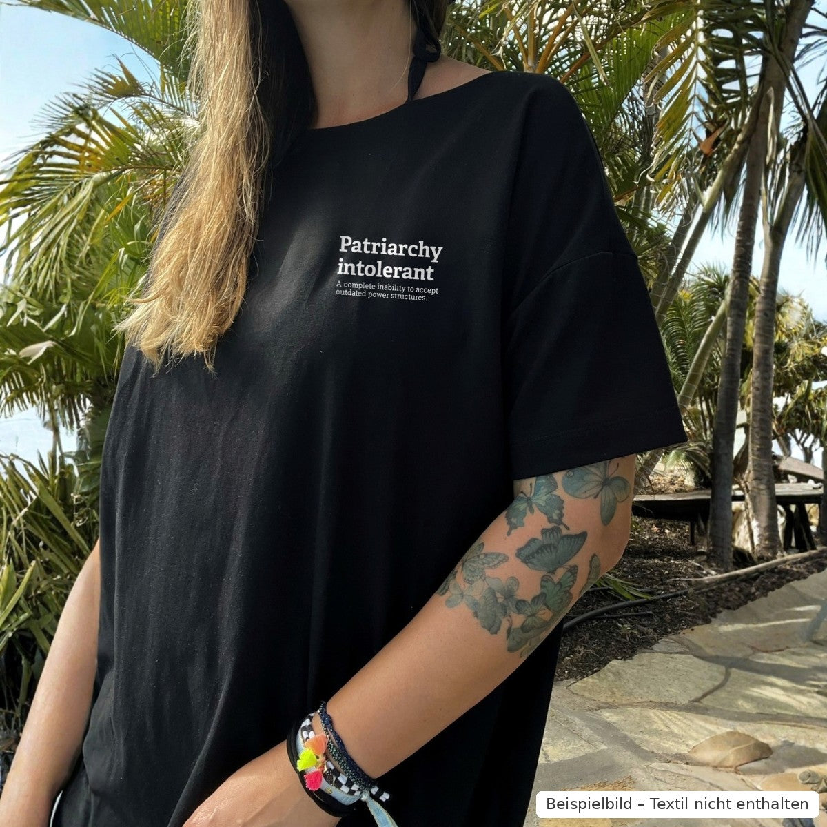 Bügelbild Patriarchy intolerant klein in Weiß auf einem schwarzen Shirt (Beispielbild, Textil nicht enthalten)